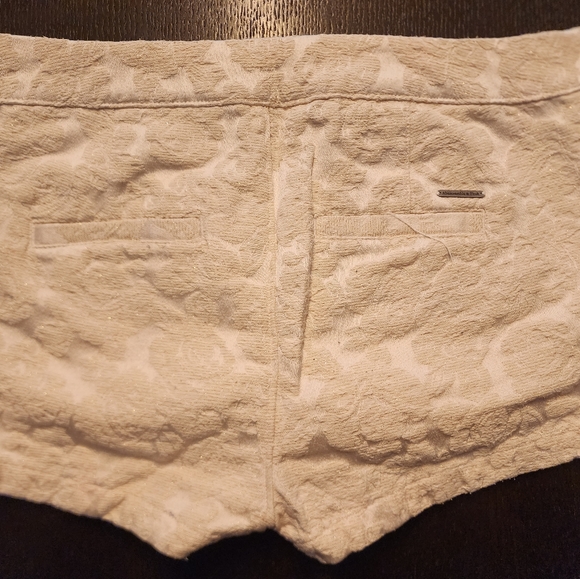 Abercrombie & Fitch white shorts - Size 4 - Picture 2 of 3